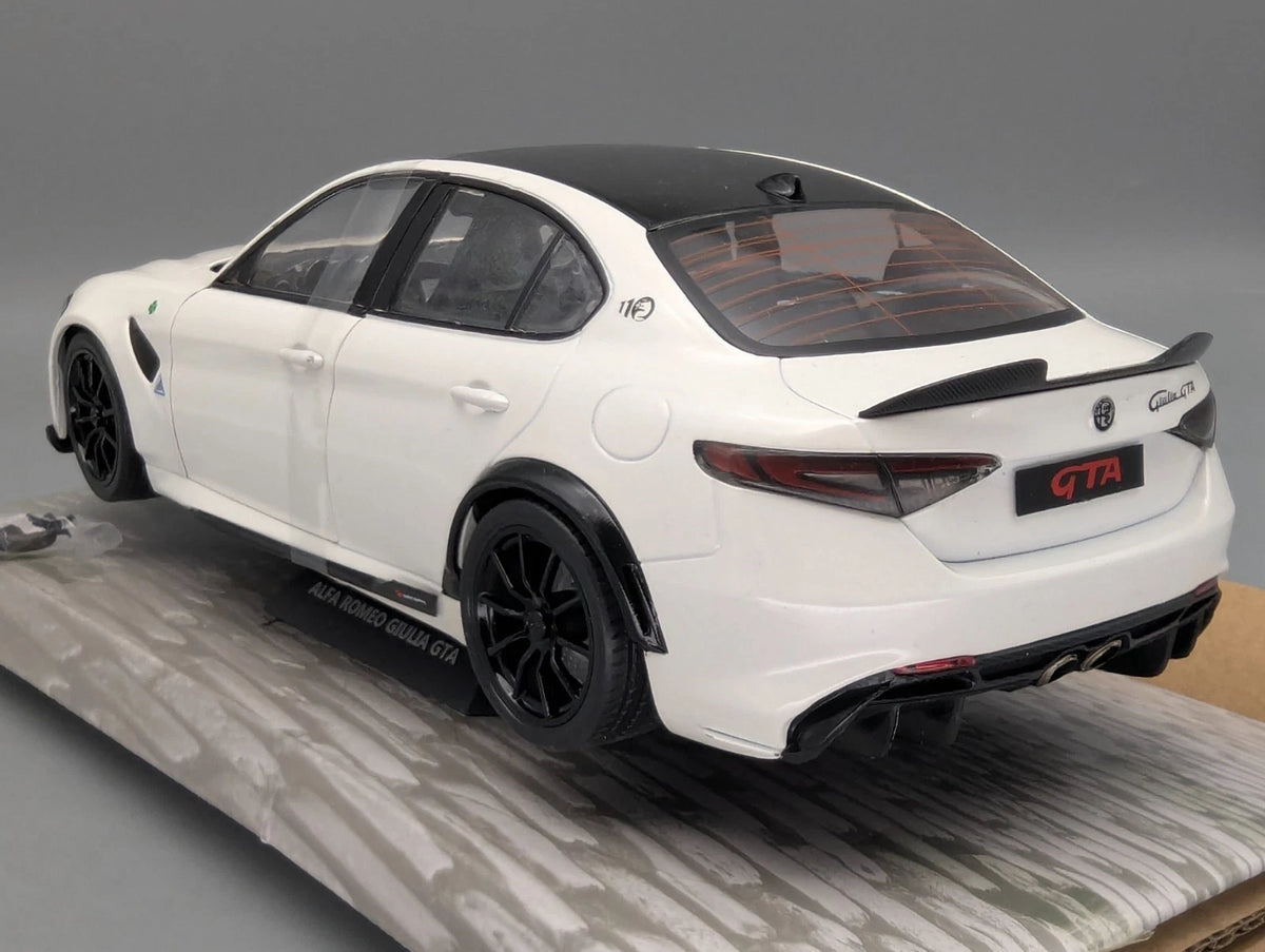 Modellautos 1:18 Solido Alfa Romeo Giulia GTA Blanco Trofeo 2022 OVP