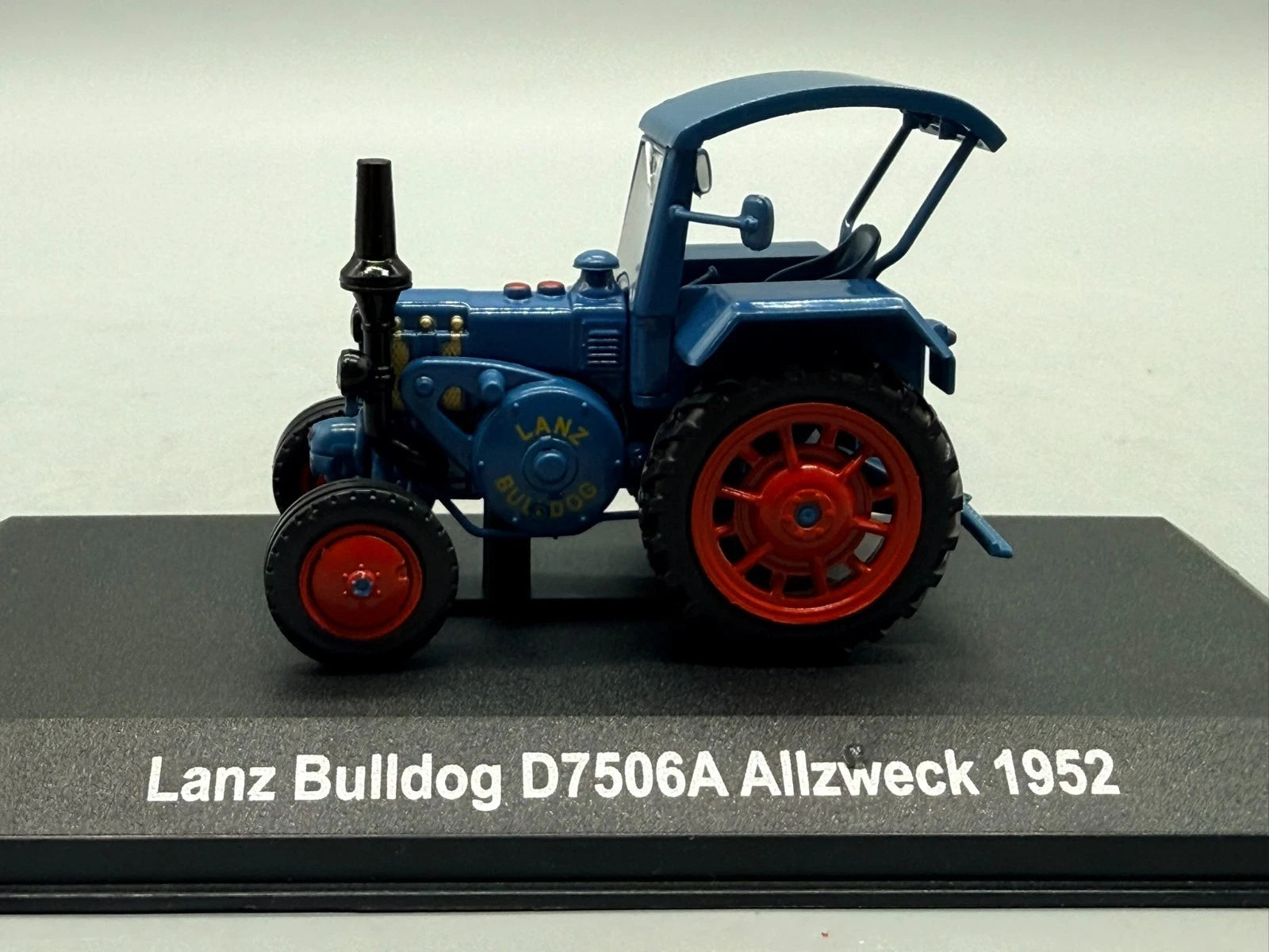 Traktor Modell 1:43 Hachette Lanz Bulldog D 7506A Allzweck 1952 + Vitrine