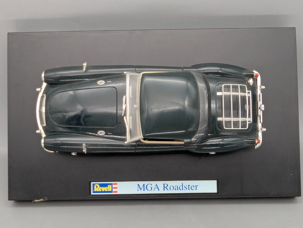 Modellautos 1:18 Revell MGA Roadster British Racing Green / Dunkel Grün mit OVP