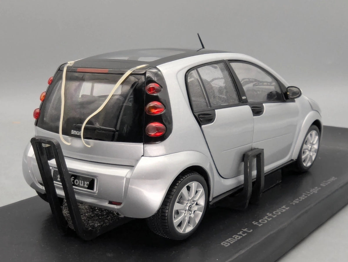 Modellautos 1:18 Kyosho Smart Forfour Starlight Silver mit Dealer OVP