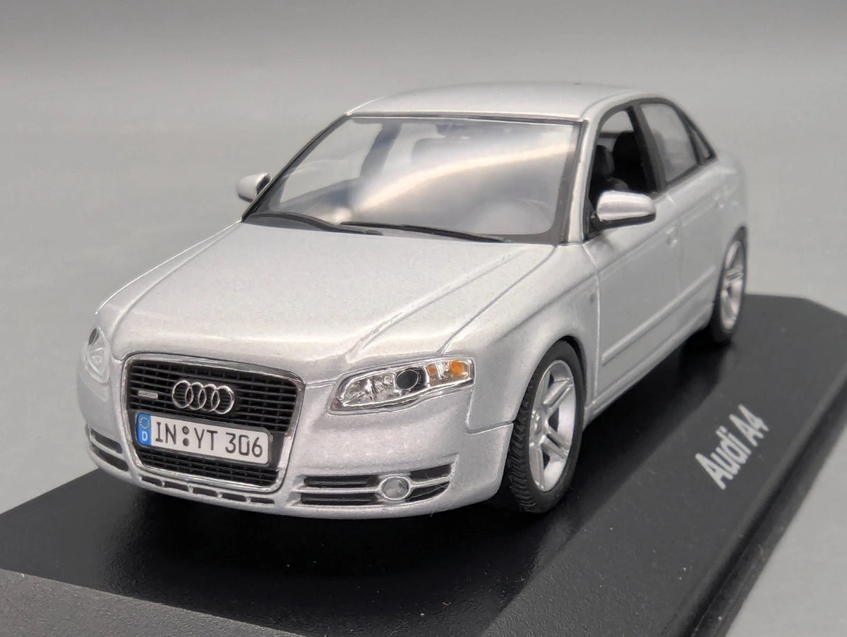 Modellautos 1:43 Minichamps Audi A4  3.2 Quattro 6-Gang Eissilber mit Dealer OVP