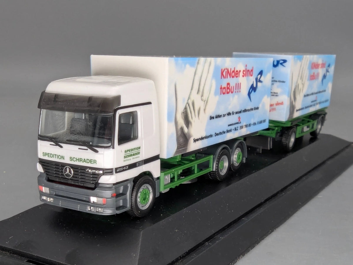 Lkw Modell 1:87 Herpa Mercedes Benz Actros 2543 Spedition Schrader mit Vitrine