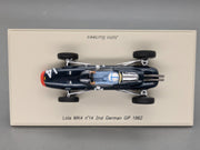 Modellautos 1:43 Spark S1815 Lola MK4 2nd German GP 1962 #14 Surtees Vitrine