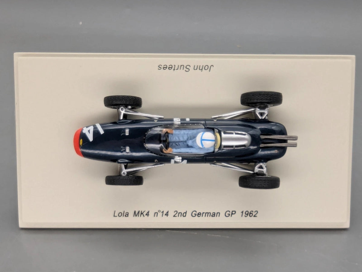 Modellautos 1:43 Spark S1815 Lola MK4 2nd German GP 1962 #14 Surtees Vitrine