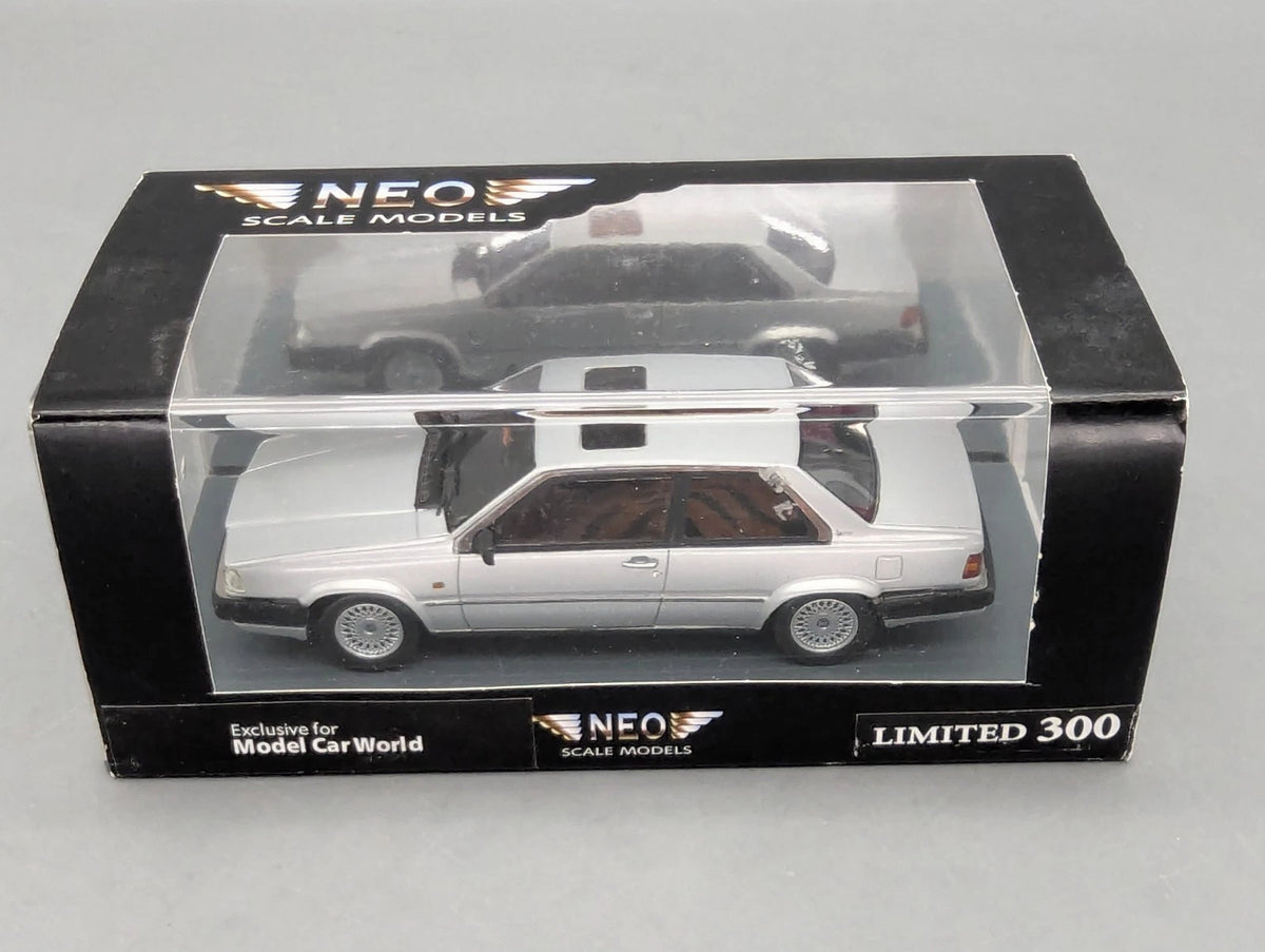 Modellautos 1:43 Neo Scale Models Volvo 780 Bertone Ltd 1/300 Vitrine