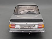 Modellautos 1:18 Kyosho BMW 2002 Turbo Silber mit OVP