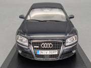 Modellautos 1:43 Minichamps Audi A8 Nachtblau mit Dealer OVP