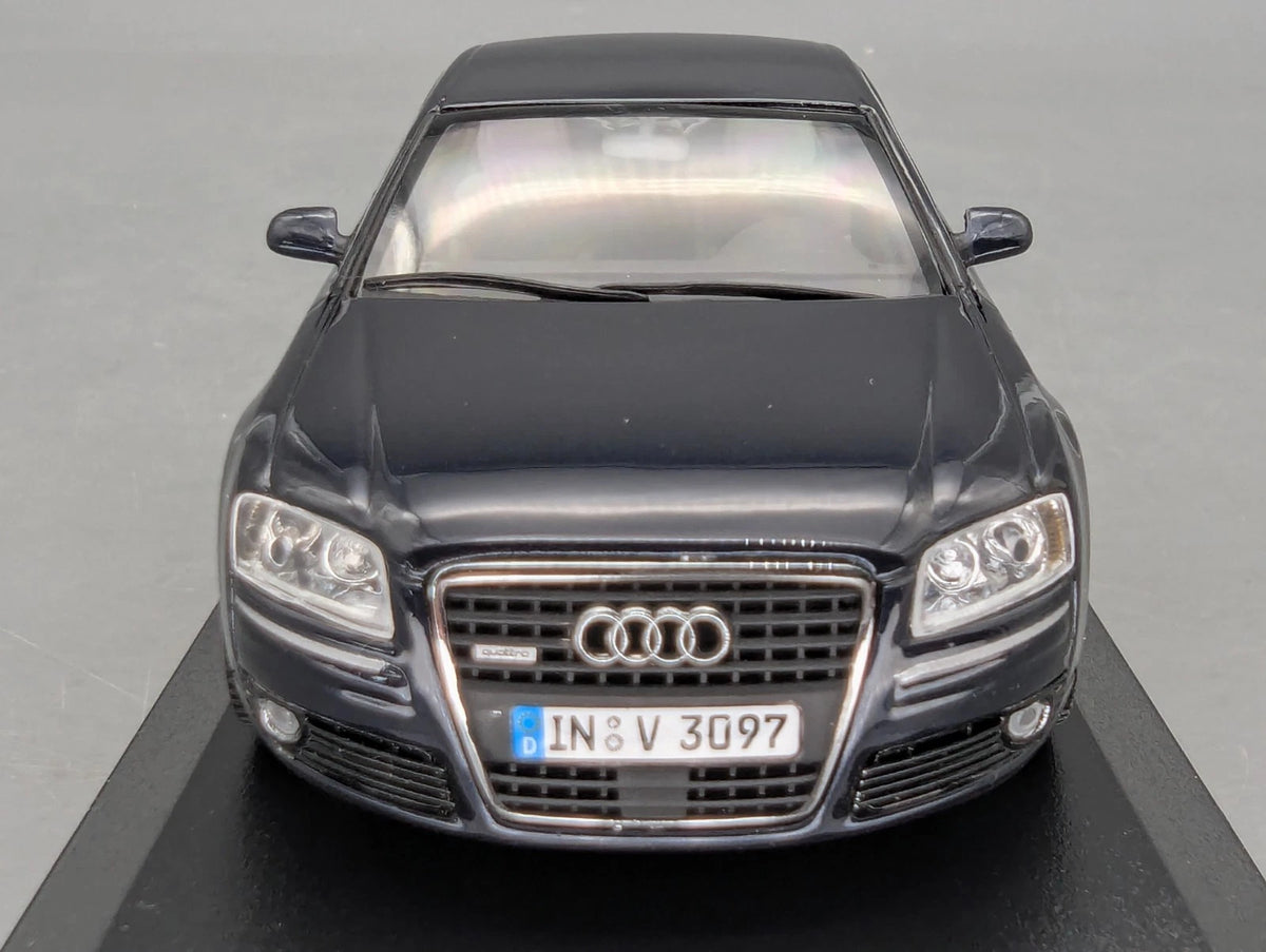 Modellautos 1:43 Minichamps Audi A8 Nachtblau mit Dealer OVP
