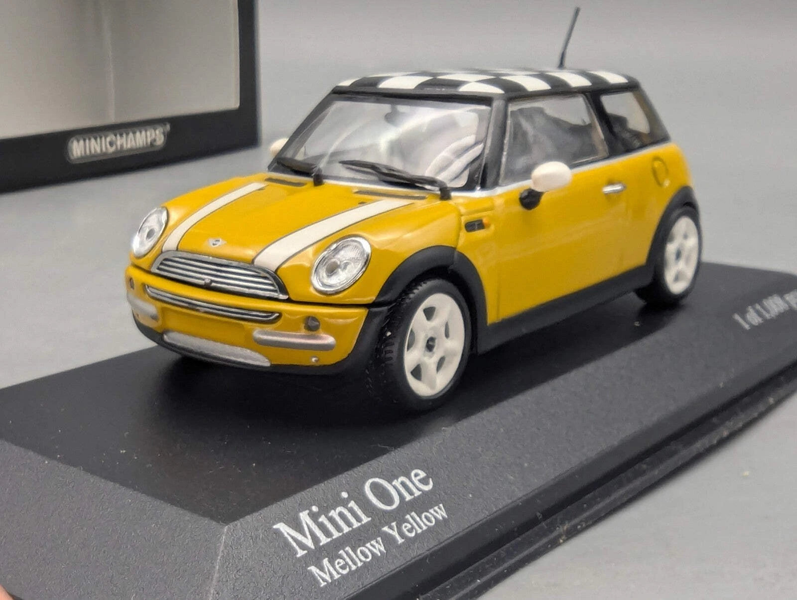 Modellautos 1:43 Minichamps Mini One 2001 Mellow Yellow mit OVP
