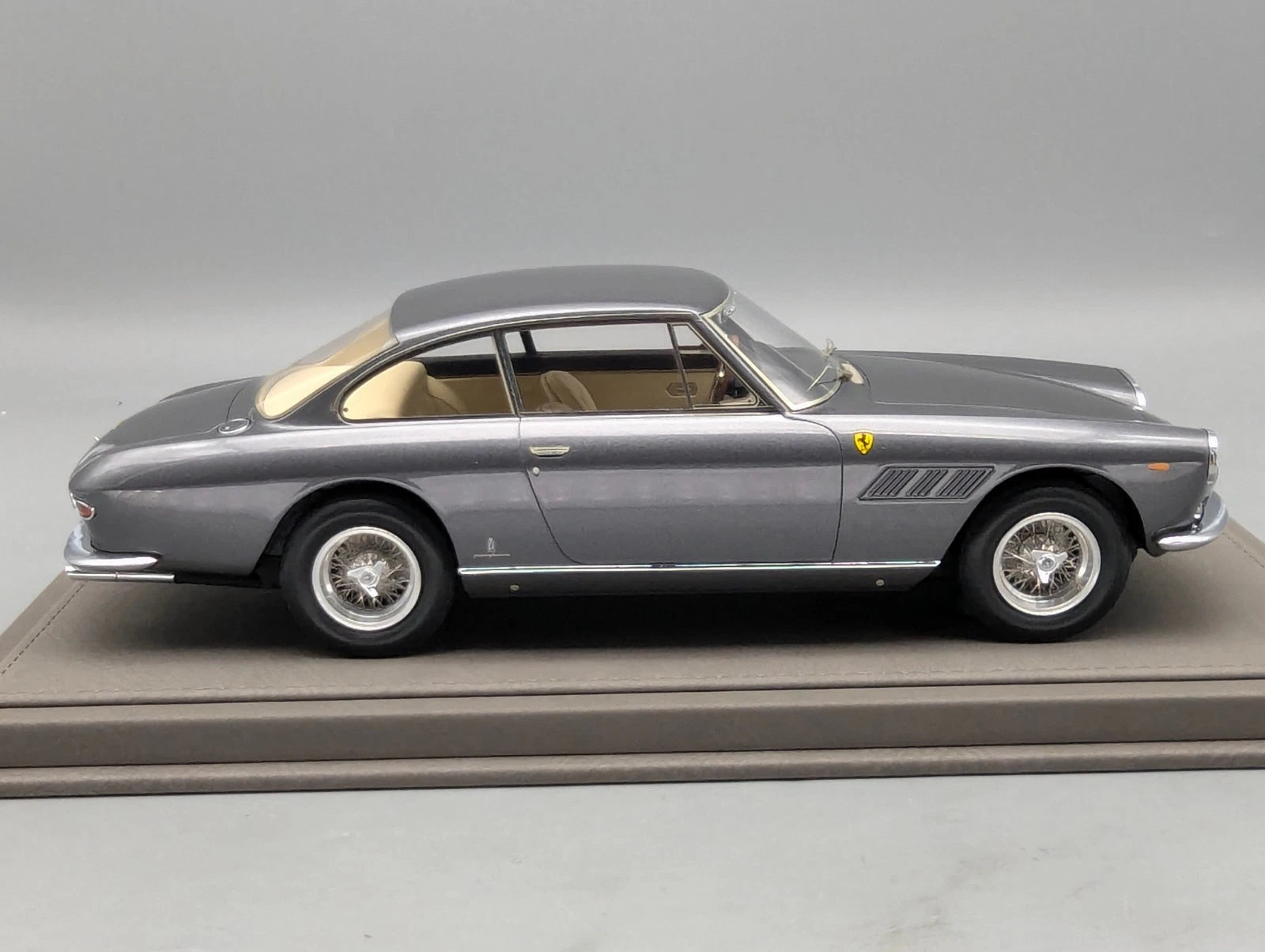 Modellautos 1:18 BBR Ferrari 330 GT 2+2 Limitiert 1/48 Lederplatte Vitrine OVP