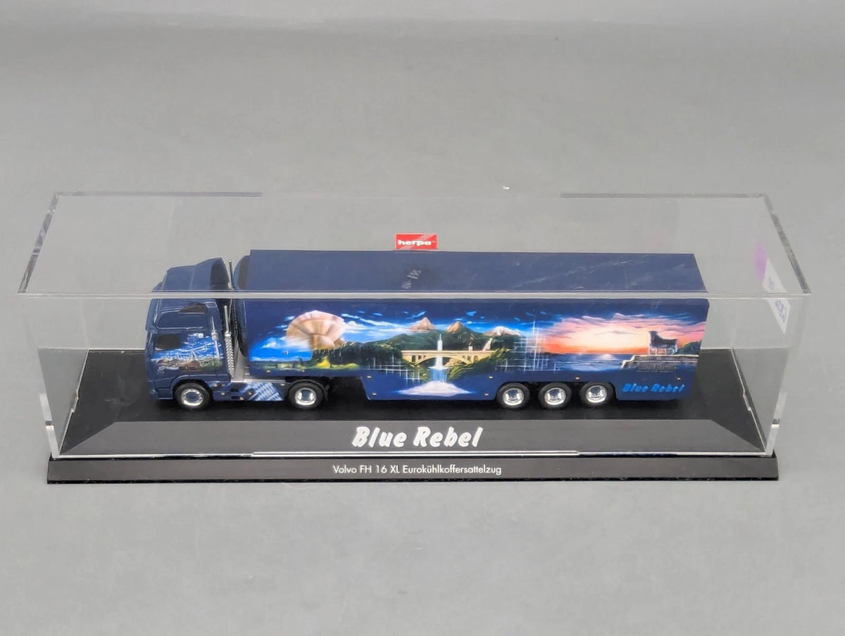 Lkw Modell 1:87 Herpa Volvo FH 16 XL Euro-KK-SZ Blue Rebel mit Vitrine
