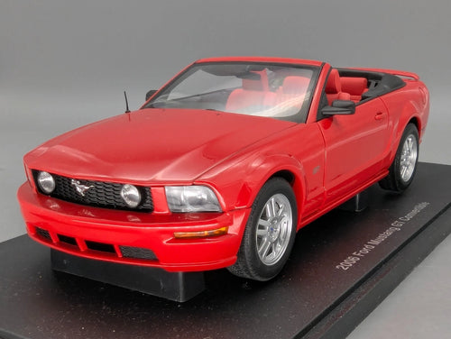 Modellautos 1:18 Autoart 73061 Ford Mustang GT Convertible 2006 Rot mit OVP