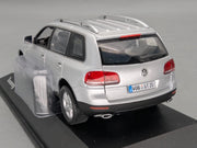 Modellautos 1:43 Minichamps Volkswagen VW Touareg Silber Metallic mit Dealer OVP