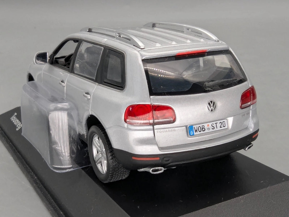 Modellautos 1:43 Minichamps Volkswagen VW Touareg Silber Metallic mit Dealer OVP
