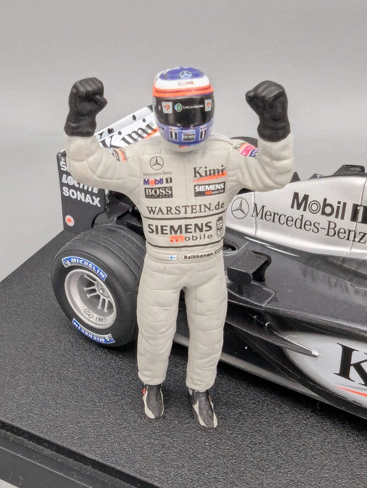 Modellautos 1:18 Hot Wheels Racing McLaren Mercedes 2003 GP #6  Raikkonen OVP
