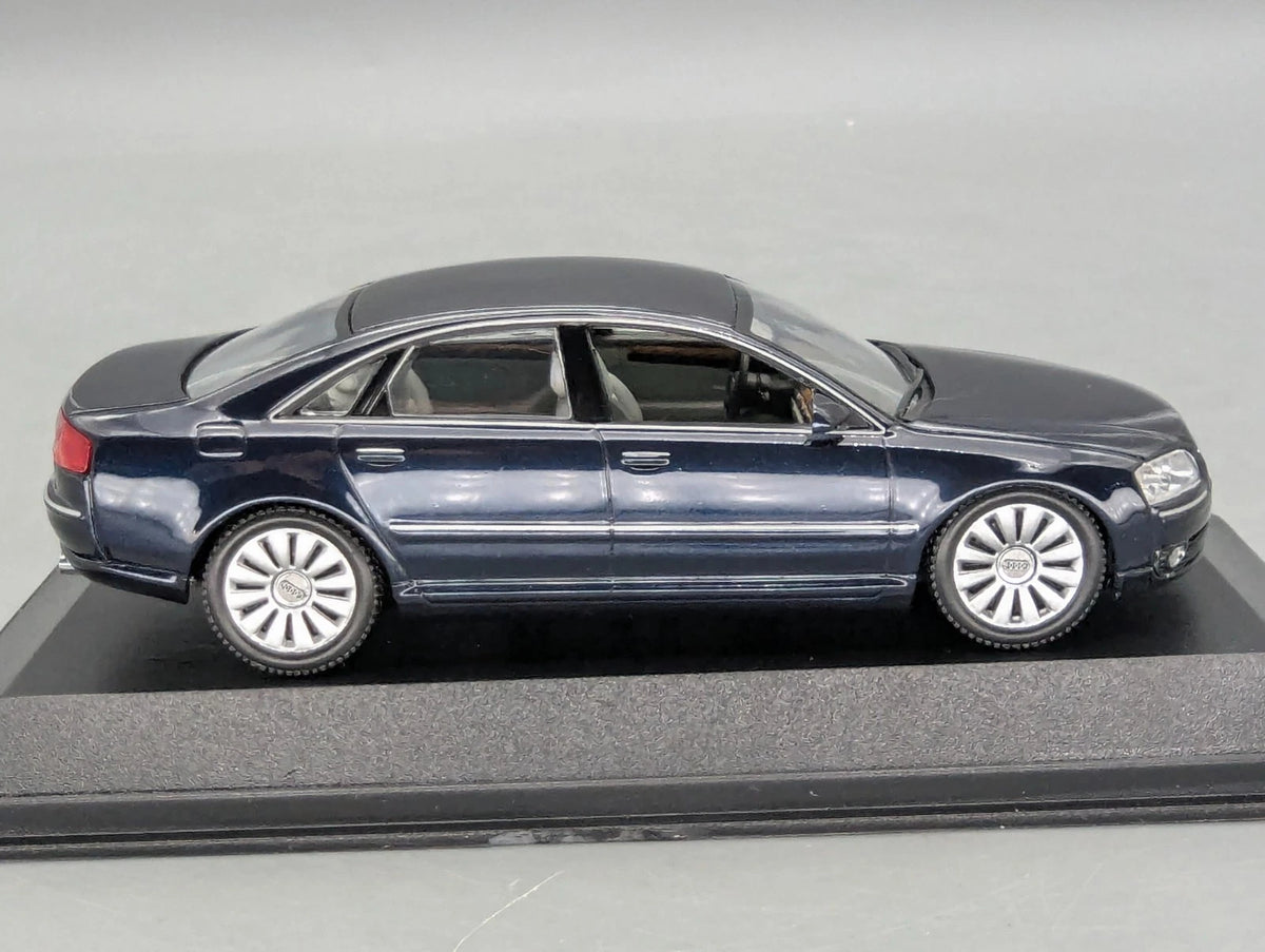 Modellautos 1:43 Minichamps Audi A8 Nachtblau mit Dealer OVP