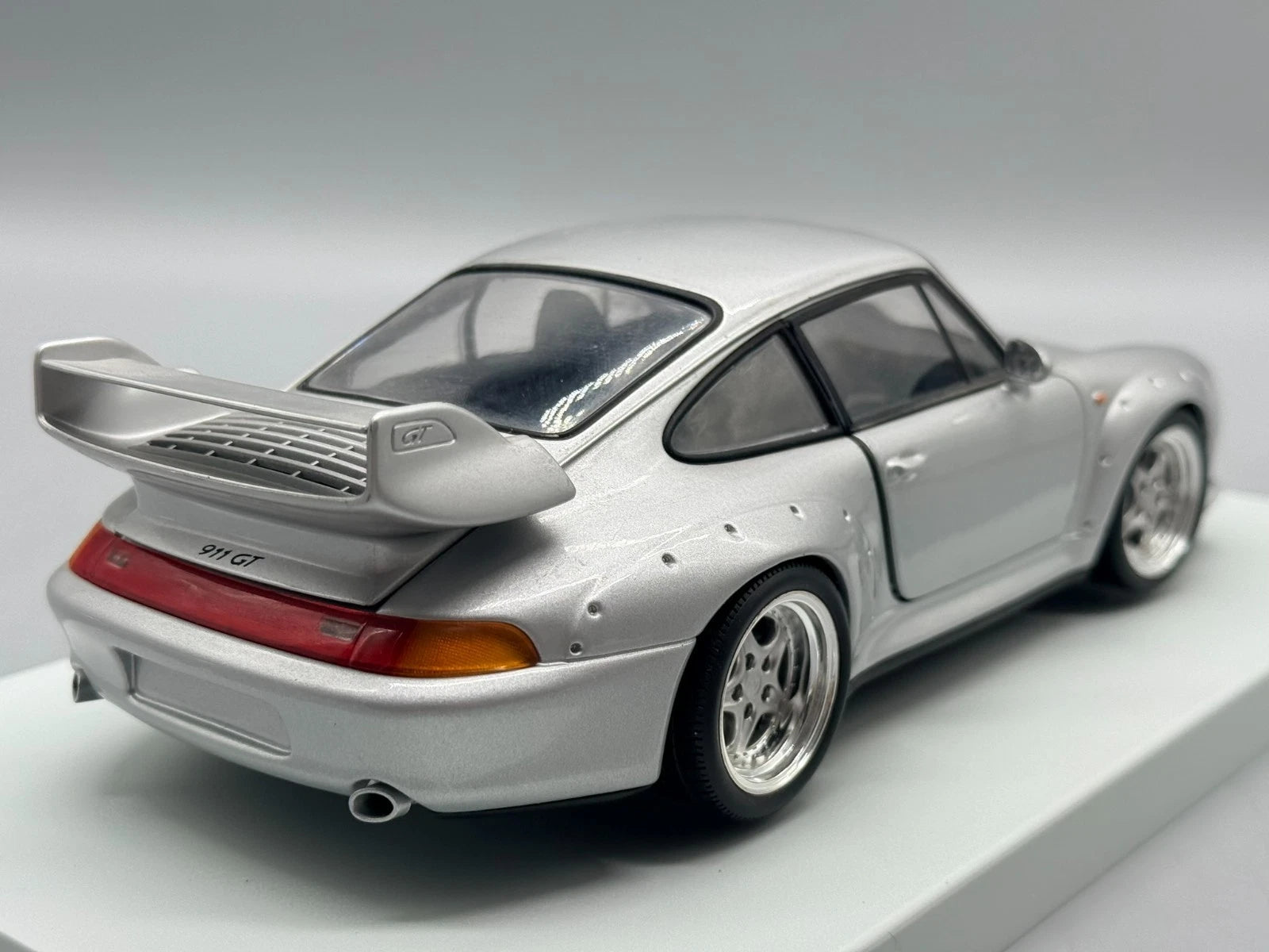 Modellautos 1:18 UT Models Porsche 911 GT2 Silber mit OVP