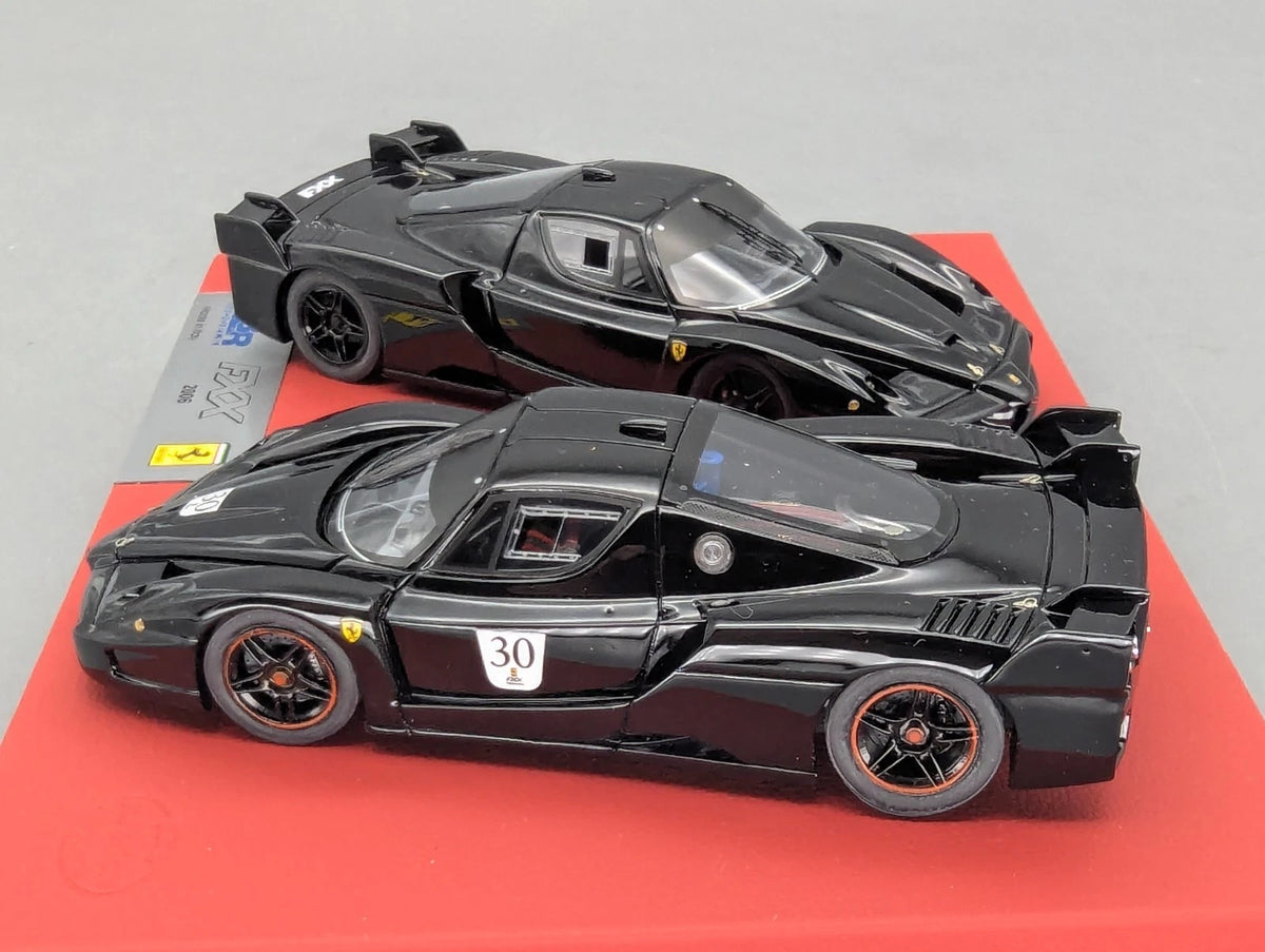 Modellautos 1:43 BBR  Ferrari FXX 2006 2-tlg Set Medium Size Base Vitrine OVP