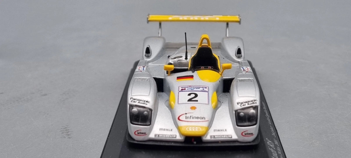 Modellautos 1:43 Minichamps Audi R8 24h Le Mans 2001 #2 1/2400 Vitrine