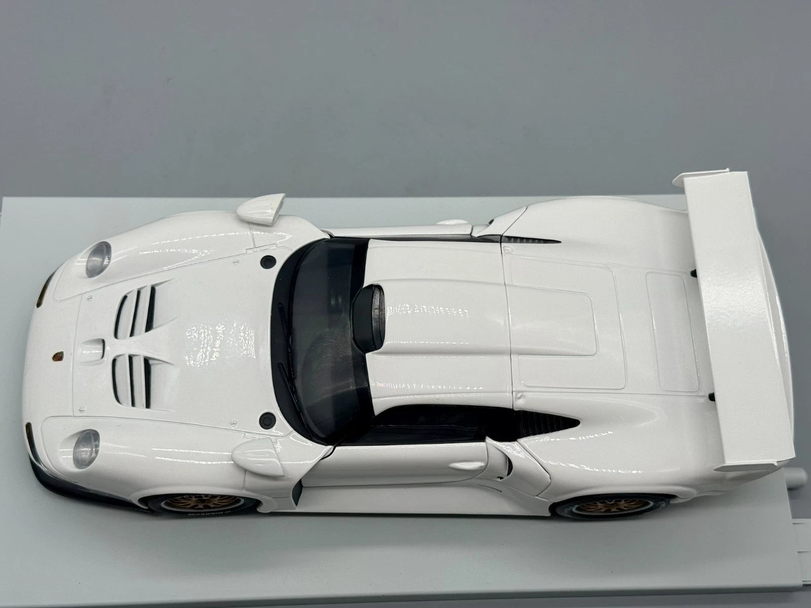 Modellautos 1:18 UT Models Porsche 911 GT1 Weiß mit OVP