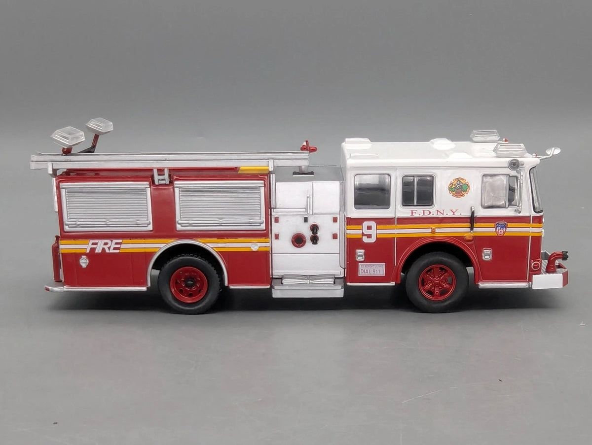 Modellautos 1:43 vermtl. Ixo Seagrave Marauder II Feuerwehr New York in Vitrine