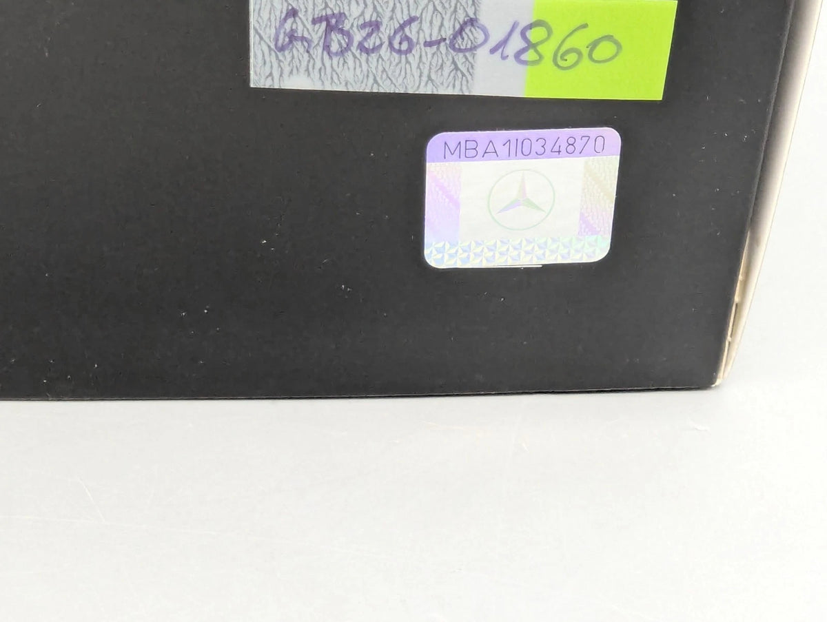 Modellautos 1:18 NZG Mercedes Benz EQB Iridiumsilber mit Dealer OVP