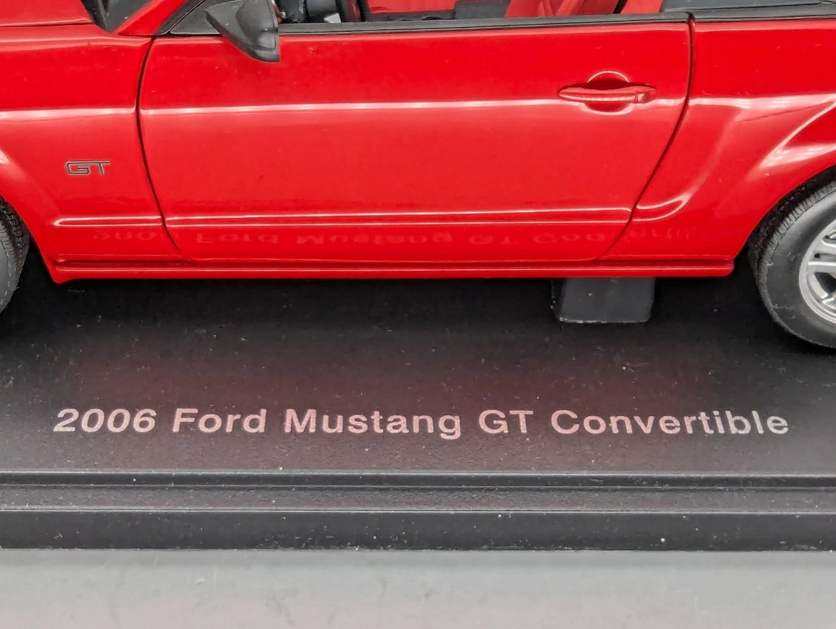 Modellautos 1:18 Autoart 73061 Ford Mustang GT Convertible 2006 Rot mit OVP