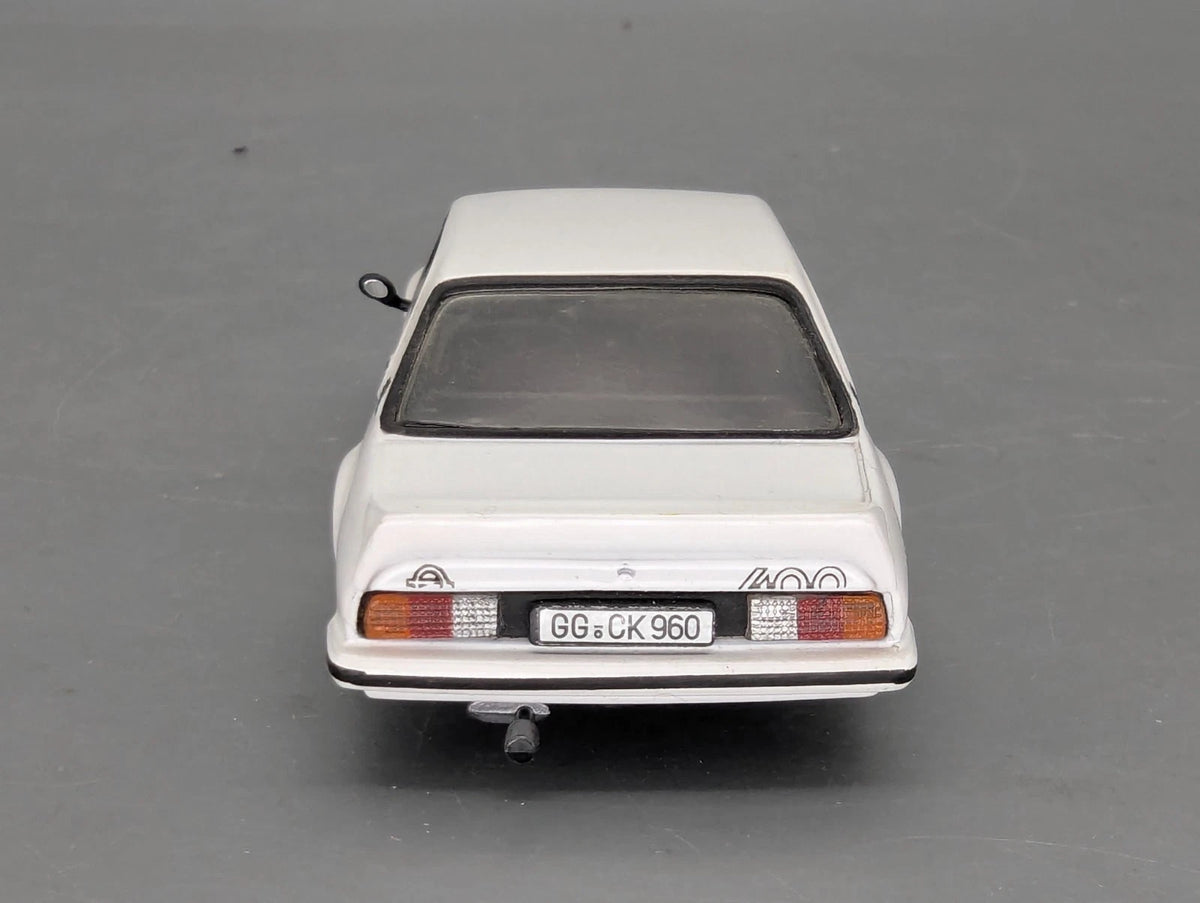 Modellautos 1:43 Vitesse Opel Ascona 400 mit Vitrine