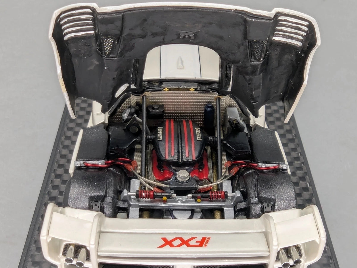 Modellautos 1:43 MR Ferrari FXX mit Open Engine Funktion mit OVP