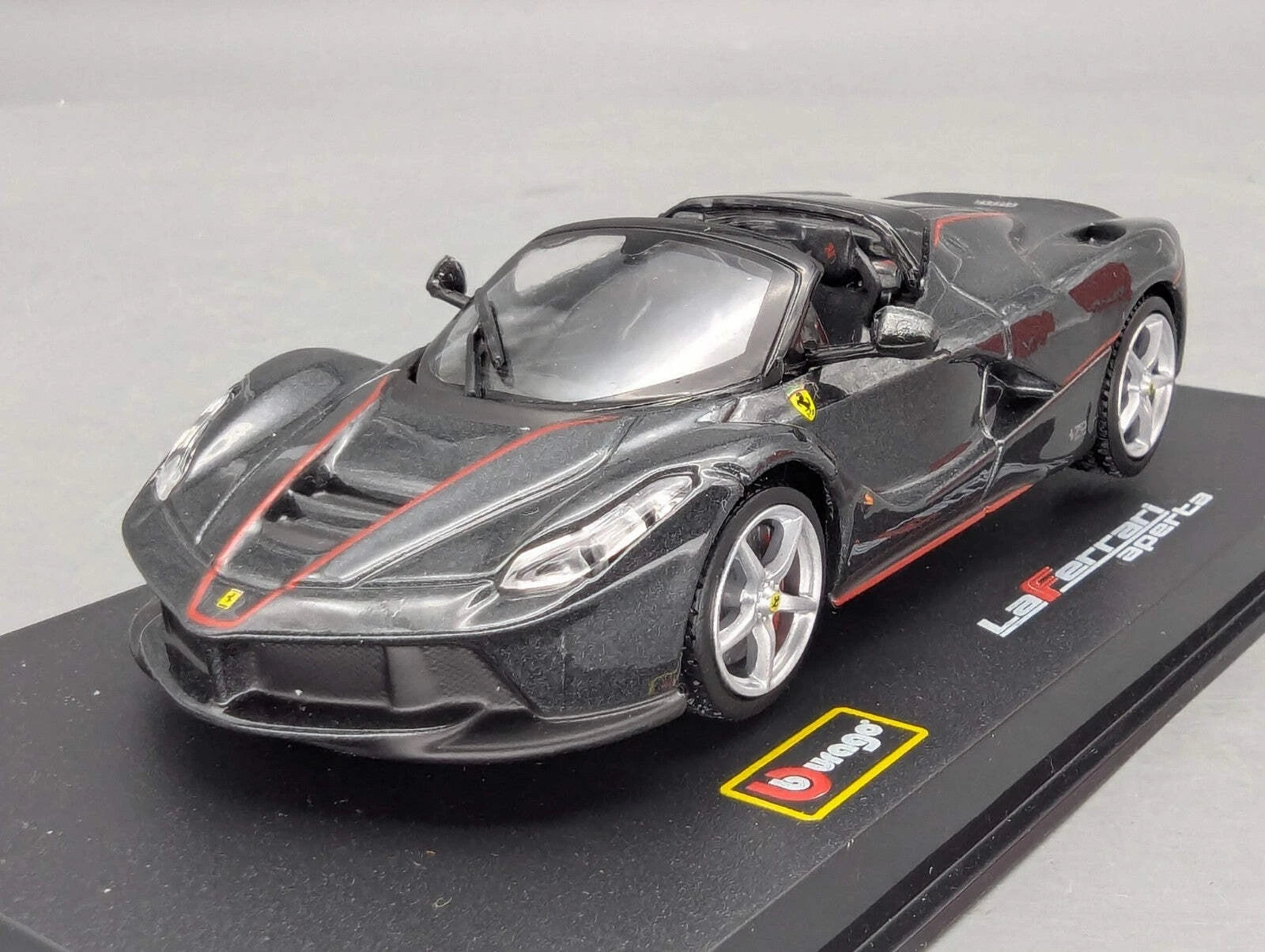 Modellautos 1:43 Bburago Ferrari LaFerrari Aperta Schwarz mit OVP