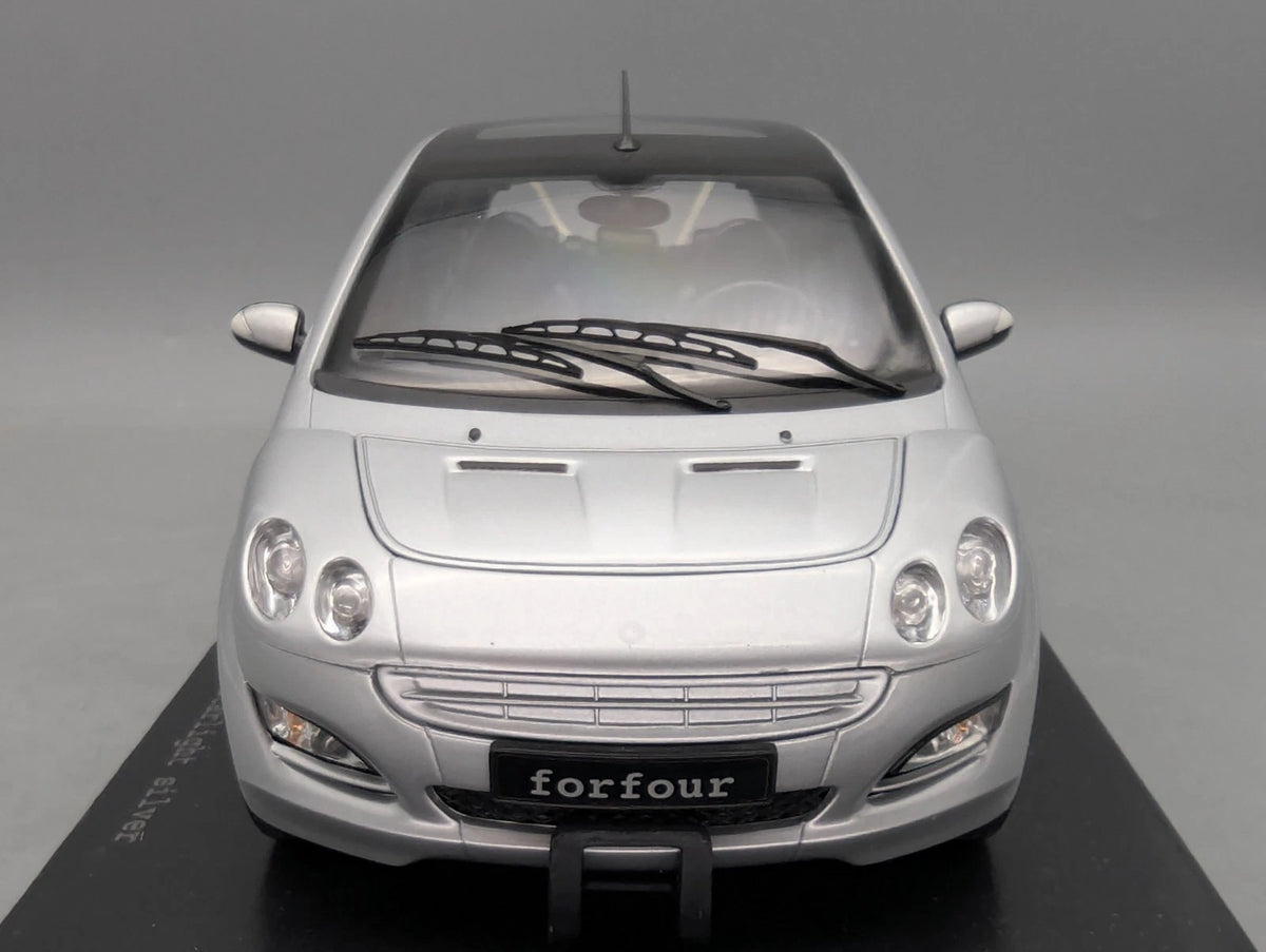 Modellautos 1:18 Kyosho Smart Forfour Starlight Silver mit Dealer OVP