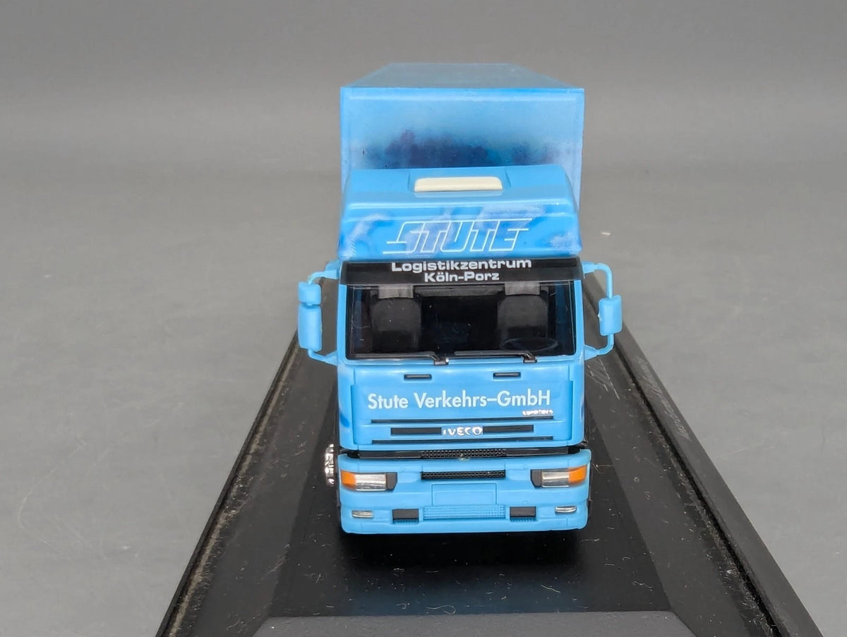 Lkw Modell 1:87 Herpa Iveco Eurotech Koffersattelzug Deutz Stute mit Vitrine
