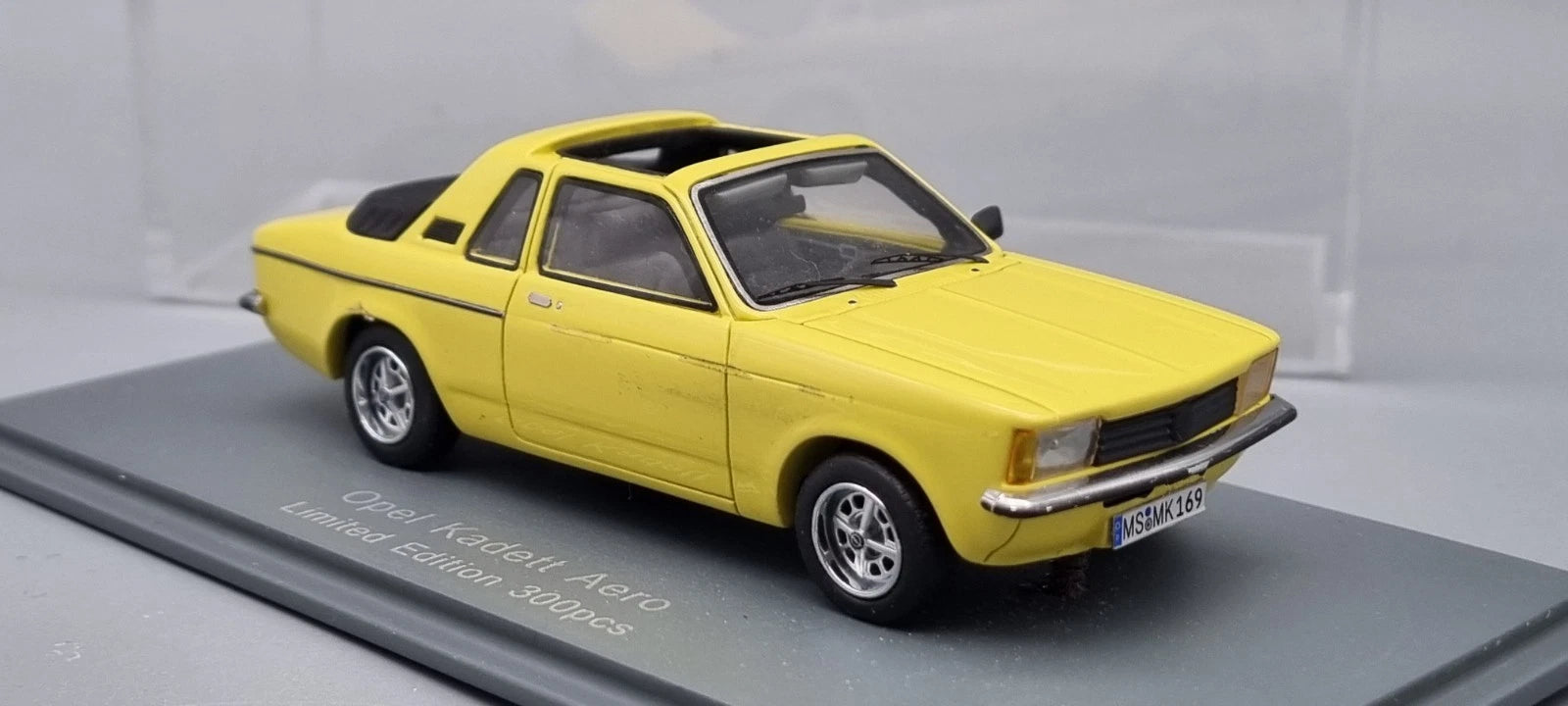 Modellautos 1:43 Neo Scale Models Opel Kadett Aero gelb Ltd 1/300 Vitrine