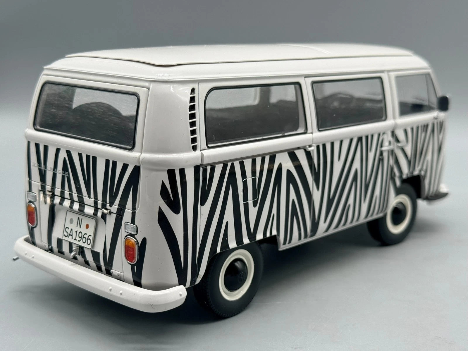 Modellautos 1:18 Schuco VW T2a Bus Safari in OVP