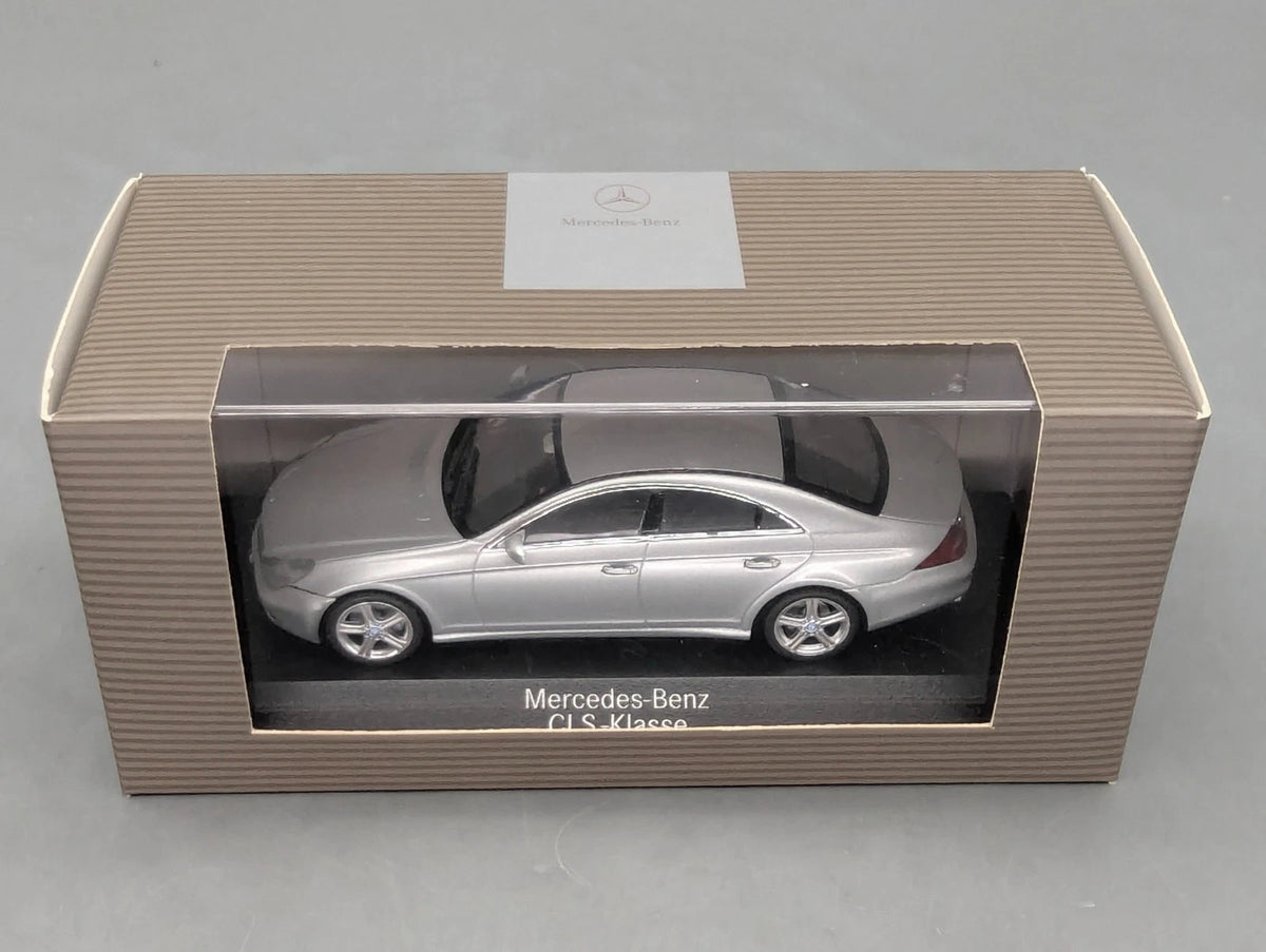Modellautos 1:43 Minichamps Mercedes Benz CLS-Klasse mit Dealer OVP