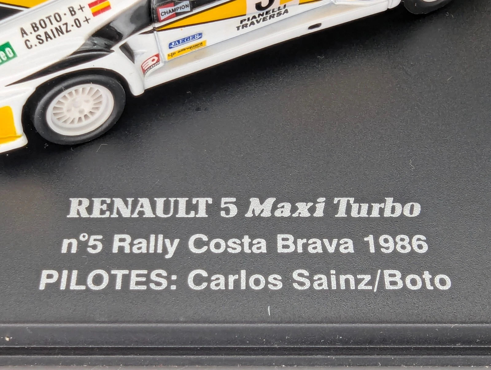 Modellautos 1:43 Universal Hobbies Renault Maxi Turbo 1966 #5 Sainz Boto Vitrine