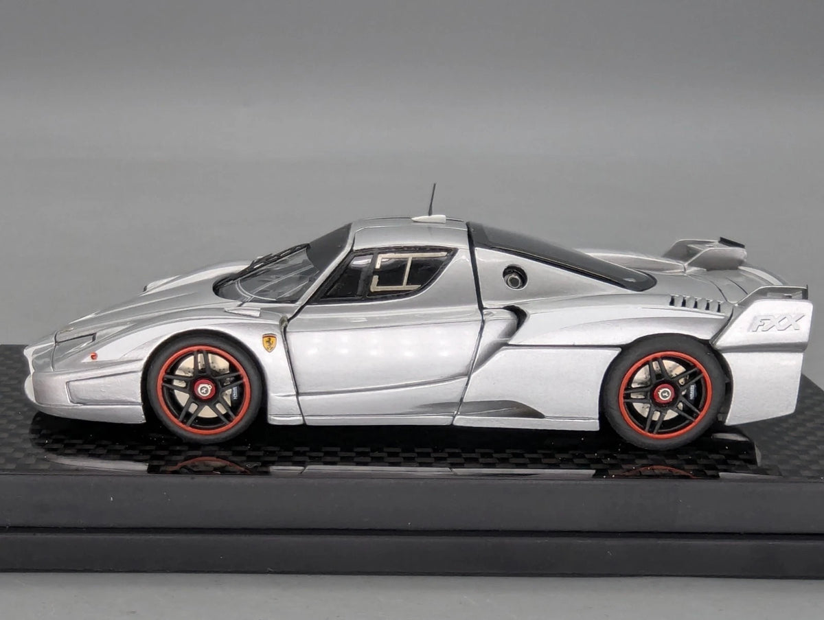 Modellautos 1:43 MR Ferrari FXX mit Open Door Funktion 55/100 Silber mit OVP