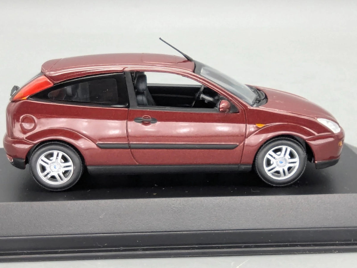 Modellautos 1:43 Minichamps Ford Focus Rot Metallic mit Dealer OVP