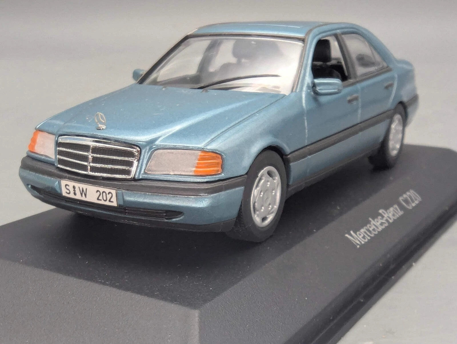 Modellautos 1:43 Minichamps Mercedes Benz C220 Hellblau Metallic mit Dealer OVP