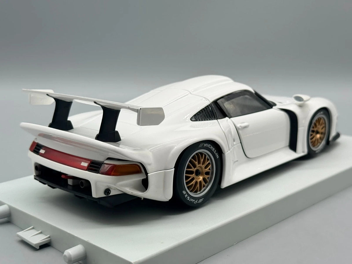 Modellautos 1:18 UT Models Porsche 911 GT1 mit OVP