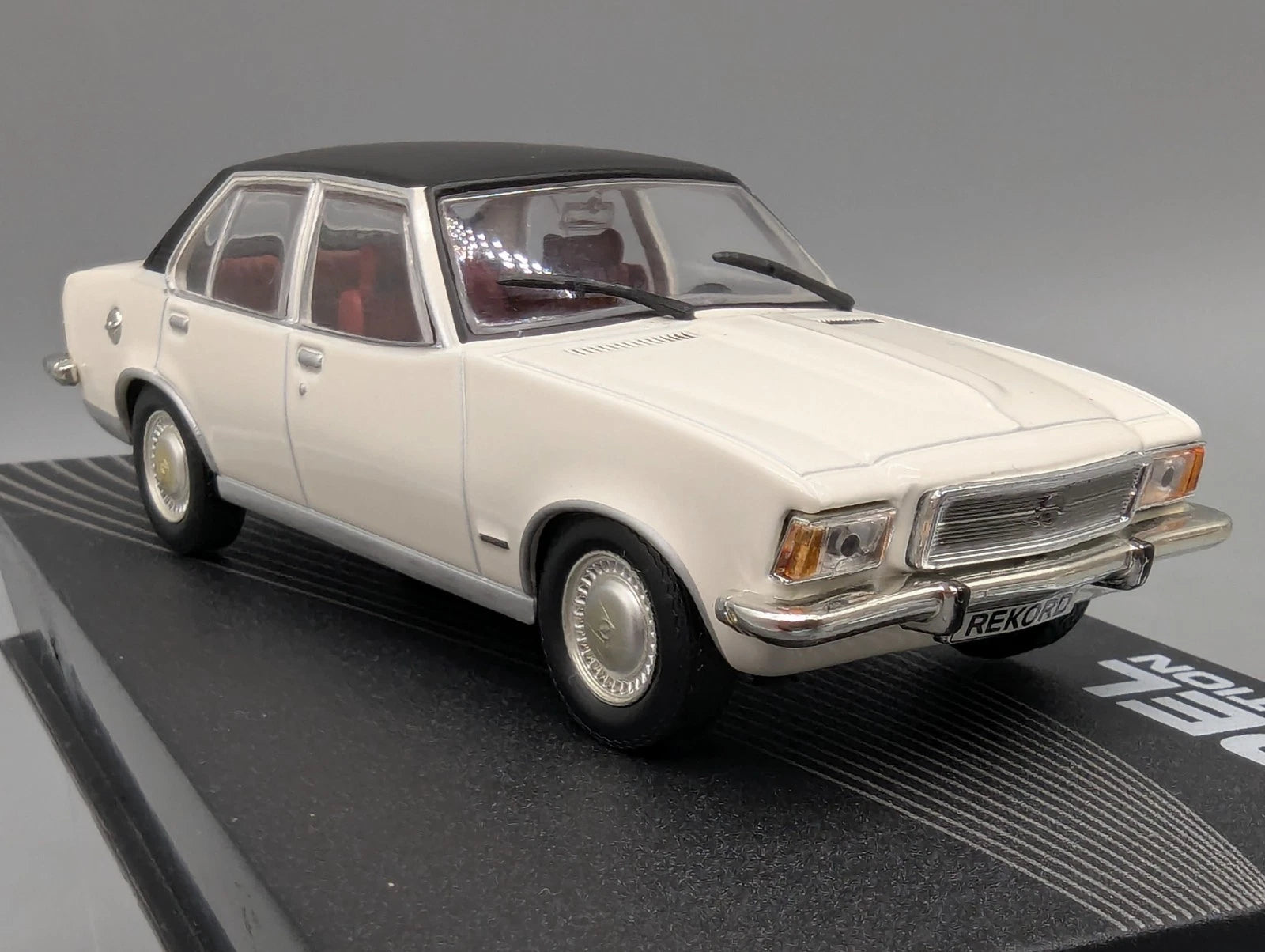 Modellautos 1:43 Ixo für Eaglemoss Opel Collection Rekord D 2,1 Liter Vitrine