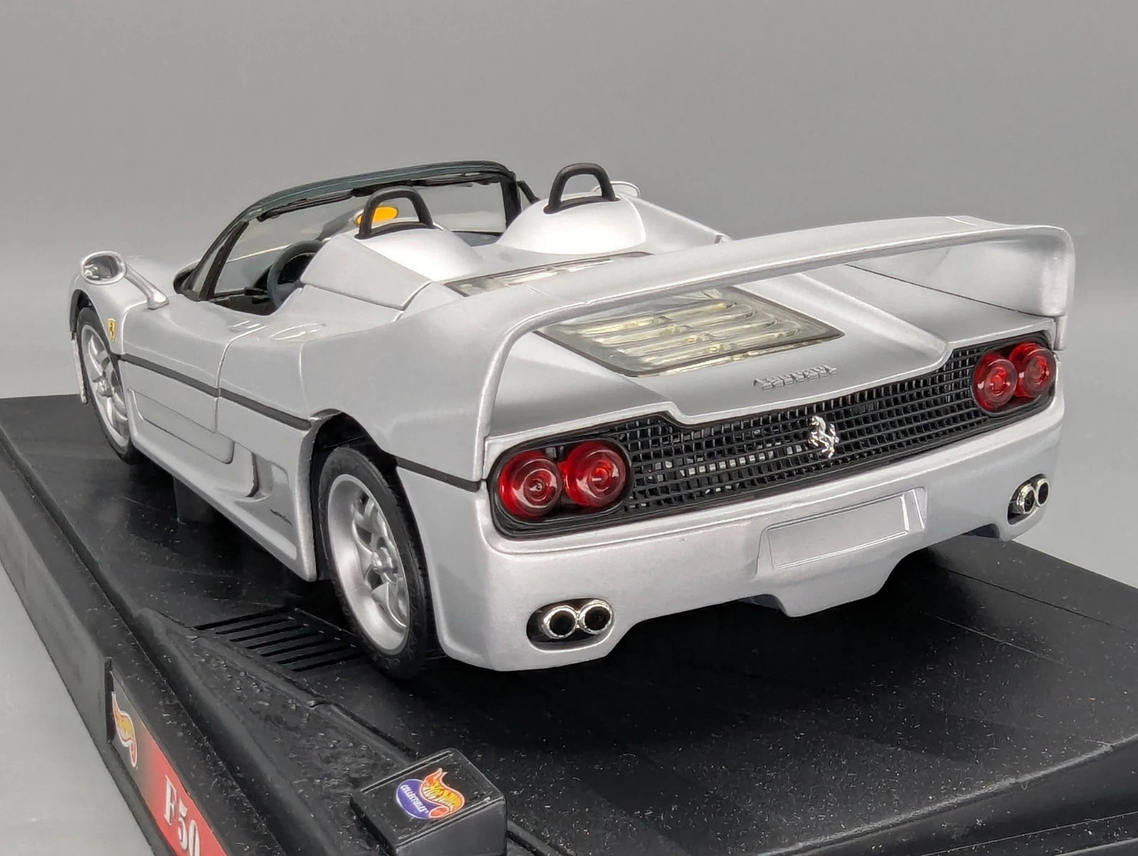 Modellautos 1:18 Hot Wheels Ferrari F50 Spider Silber mit OVP