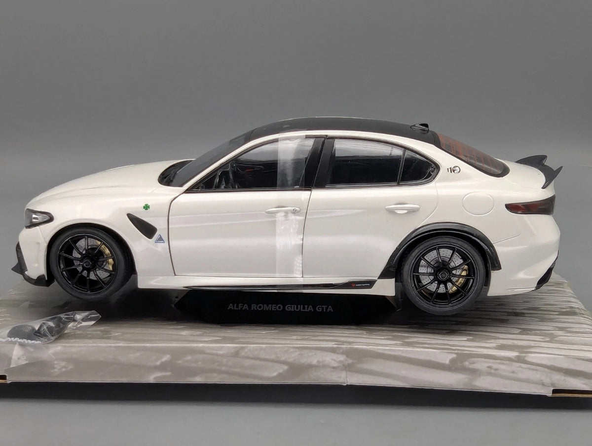 Modellautos 1:18 Solido Alfa Romeo Giulia GTA Blanco Trofeo 2022 OVP