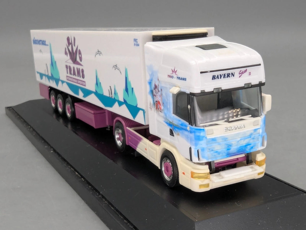Lkw Modell 1:87 Herpa Scania Kühlkoffersattelzug Trio Trans mit Vitrine