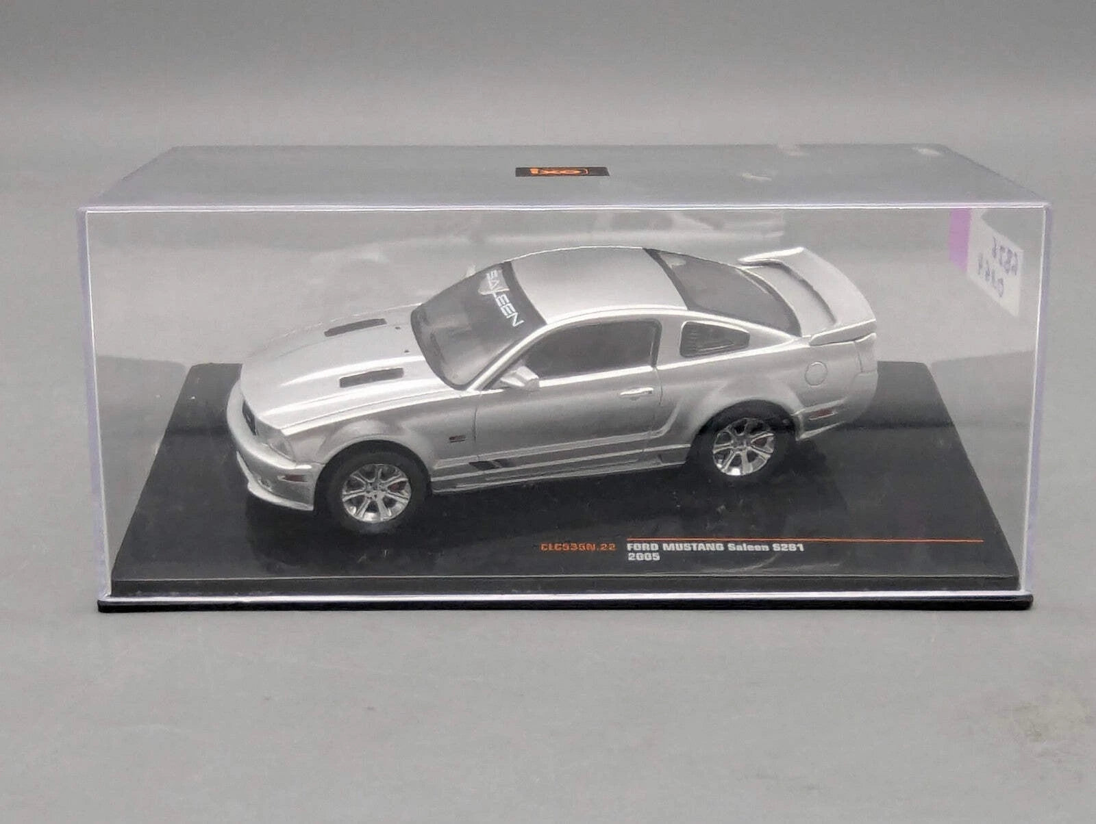 Modellautos 1:43 Ixo Ford Mustang Saleen S281 2005 mit Vitrine