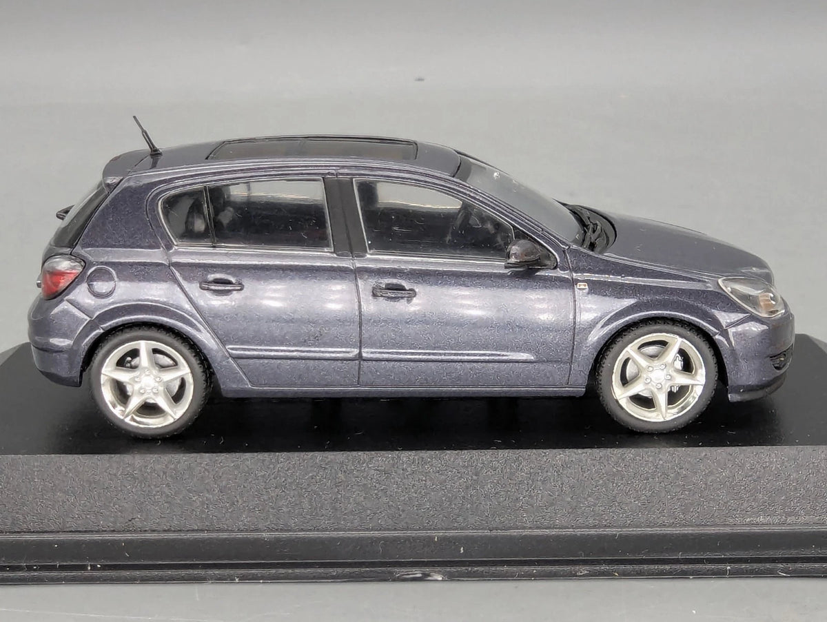Modellautos 1:43 Minichamps Opel Astra Blau Grau Metallic mit Dealer OVP