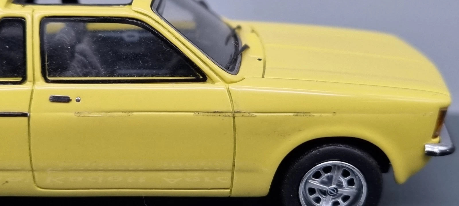 Modellautos 1:43 Neo Scale Models Opel Kadett Aero gelb Ltd 1/300 Vitrine