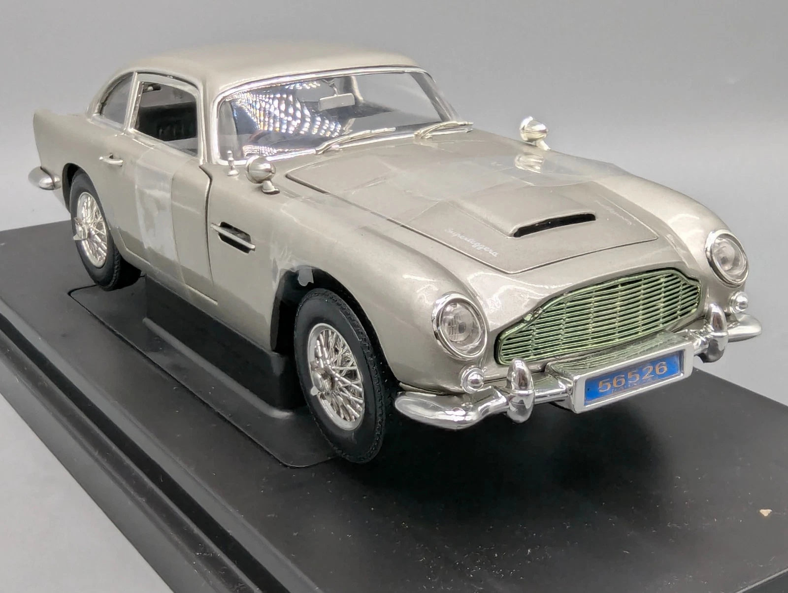 Modellautos 1:18 Ertl Joyride Aston Martin DB5 James Bond Casino Royale mit OVP
