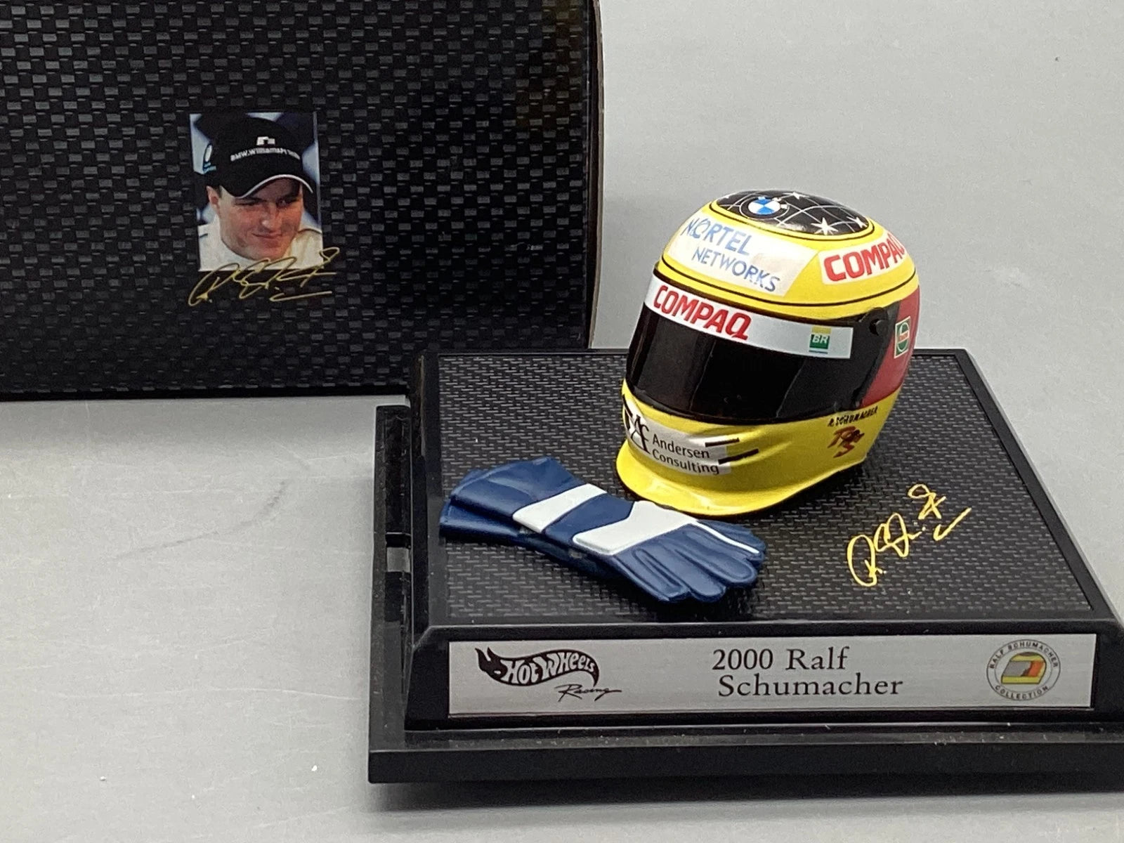 Modellautos 1:8 Hot Wheels Racing Ralf Schumacher 2000 Helm und Handschuhe OVP