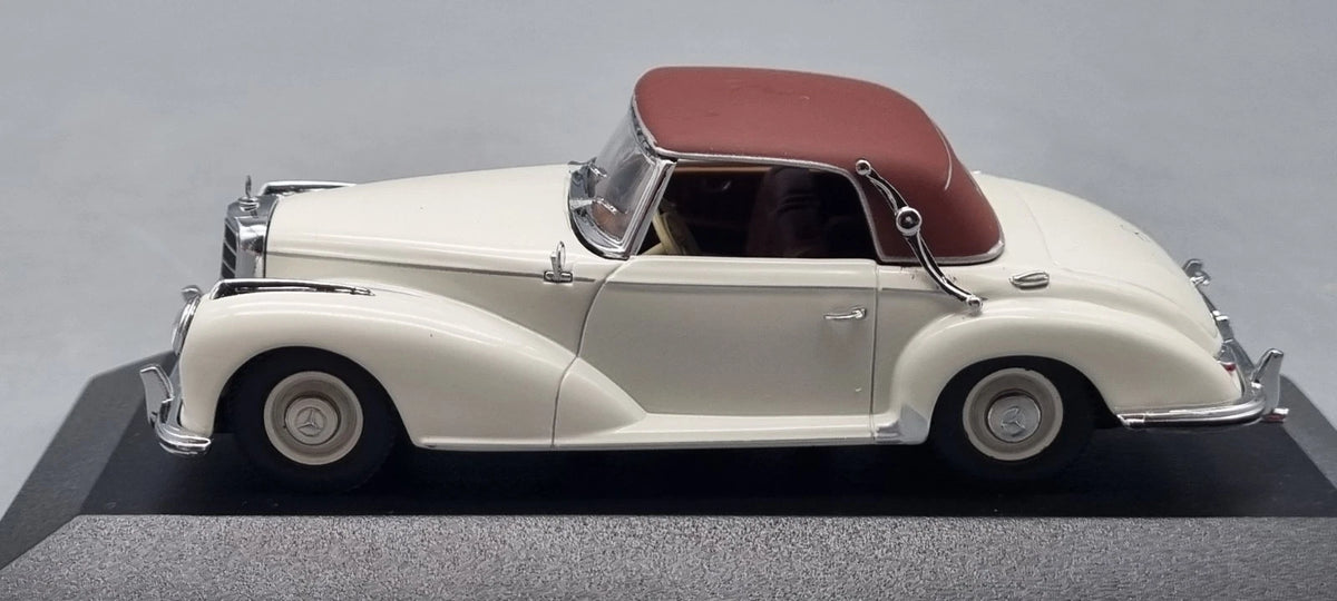 Modellautos 1:43 Minichamps Mercedes-Benz 300 S Cabriolet soft top white OVP